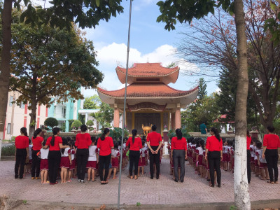 TRƯỜNG MẦM NON HOA MAI TỔ CHỨC CHO HỌC SINH LỚP LÁ VIẾNG ĐÀI TƯỞNG NIỆM LIỆT SỸ CỦA UBND PHƯỜNG PHÚ MỸ