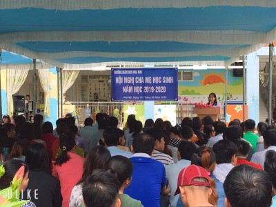 Cô Lê Thị Tuyết Mai- Bí thư chi bộ- HIệu trưởng nhà trường báo cáo kết qủa nổi bật trường  trong buổi họp.