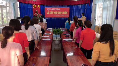 LỄ KẾT NẠP ĐẢNG VIÊN CHI BỘ TRƯỜNG MẦM NON HOA MAI