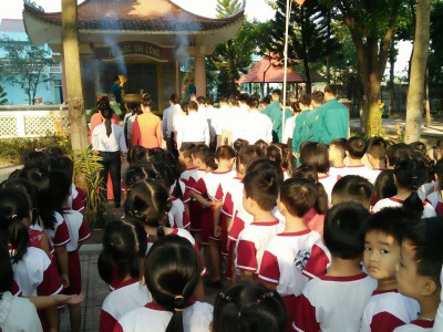 Toàn thể cuối đầu tưởng nhớ các anh hùng