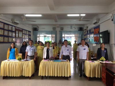 Toàn thể đại hội chào cờ.