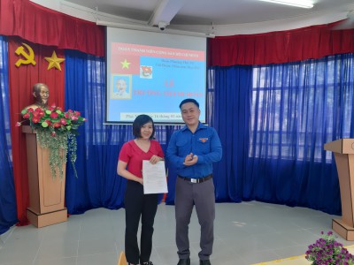 Đồng chí Bùi Nguyễn Phi Hùng – Phó Bí thư Đoàn phường trao quyết định chuẩn y Trưởng thành Đoàn cho đồng chí Nguyễn Thị Hiền.