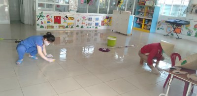  Giáo viên vệ sinh, tẩy rửa sàn nhà