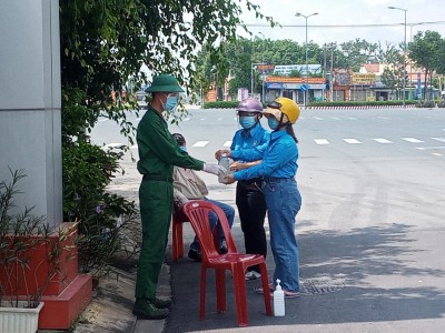 Chai nước mát giữa trưa hè nắng gắt  -  Xoa dịu lòng “chiến sĩ” trực chốt ngày đêm.