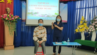 Trường Mầm non Hoa Mai tập huấn lấy mẫu xét nghiệm và thực hiện test nhanh kháng nguyên SARS-CoV-2 cho giáo viên, nhân viên .