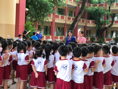 Cô Mai hiệu trưởng Trường Mầm non Hoa Mai và cô hiệu trưởng Trường Tiểu học Phú Mỹ trò chuyện cùng các bé