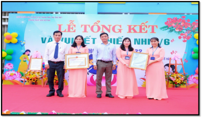 Ban giám hiệu nhà trường nhận quyết định và bằng công nhận Trường  đạt chuẩn quốc gia mức độ 2, đạt kiểm định chất lượng giáo dục cấp độ 3