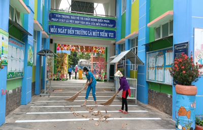 Trường Mầm non Hoa Mai thực hiện công tác tổng vệ sinh môi trường trong và ngoài lớp chuẩn bị đón trẻ sau thời gian nghỉ Tết Nguyên Đán 2023