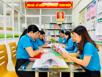 Hưởng ứng ngày đọc sách của cô và trẻ trường Mầm non Hoa Mai
