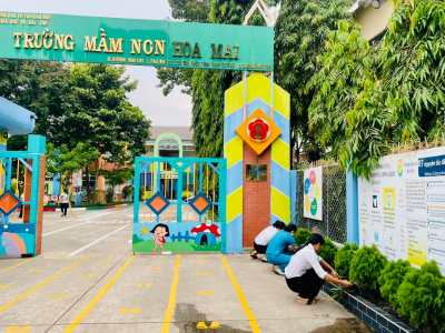 Trường mầm non Hoa Mai tổ chức ra quân tổng vệ sinh môi trường trong và ngoài nhóm lớp.