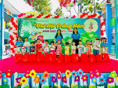 Công đoàn Trường Mầm non Hoa Mai phối hợp với chính quyền tổ chức tặng quà cho con CBGVNV nhà trường nhân dịp Tết trung thu.