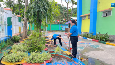 trường Mầm non Hoa Mai đã triển khai thực hiện ra quân tổng vệ sinh môi trường, dọn dẹp vệ sinh cảnh quan, thu gom xử lý, tái chế rác thải, trồng cây xanh,…..
