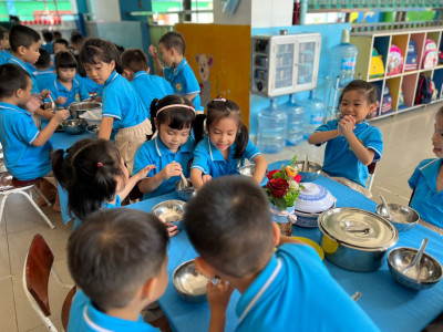 Tổ chức “Bữa ăn hạnh phúc” cho trẻ tại trường Mầm non Hoa Mai.