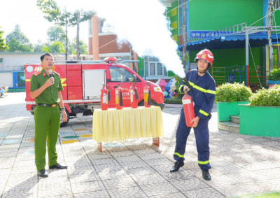 Tổ chức thực tập kỹ năng thoát hiểm cho trẻ mầm non trong công tác PCCC và cứu hộ, cứu nạn tại Trường mầm non Hoa Mai