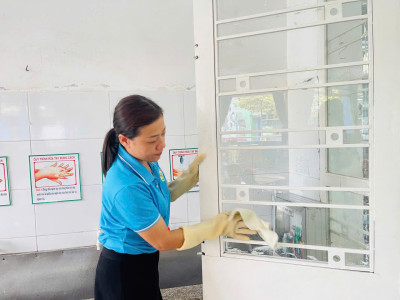 TRƯỜNG MN HOA MAI THỰC HIỆN TỔNG VỆ SINH PHÒNG CHỐNG BỆNH TAY CHÂN MIỆNG