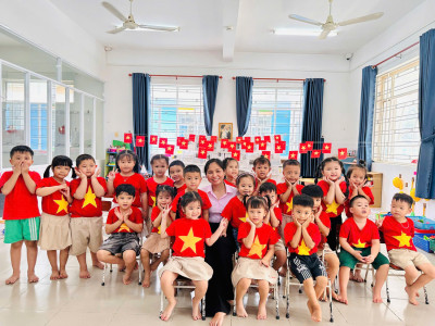 Trường Mầm non Hoa Mai tổ chức các hoạt động chào mừng kỷ niệm 51 năm Ngày Giải phóng miền Nam, thống nhất đất nước (30/4/1975 – 30/4/2026)