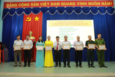 Trường Mầm non Hoa Mai vinh dự có tập thể, cá nhân xuất sắc được tuyên dương, khen thưởng năm 2026 do Đảng uỷ phường Bình Dương trao tặng.