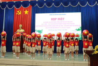 Cô và trẻ trường Mầm non Hoa Mai tham gia biểu diễn văn nghệ chào mừng kỷ niệm ngày sinh Chủ tịch Hồ Chí Minh do Đảng ủy phường Bình Dương tổ chức.