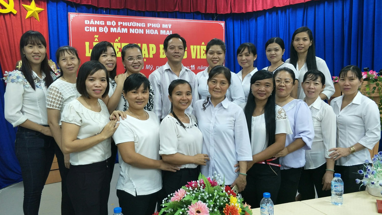 Hình ảnh tập thể chi bộ Mầm Non Hoa Mai dự lễ kết nạp Đảng viên mới