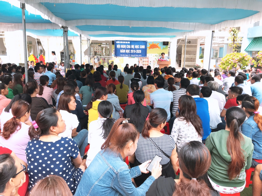 Ông Đỗ Anh Tuấn – Phó Ban đại diện Cha mẹ học sinh báo cáo tại buổi họp