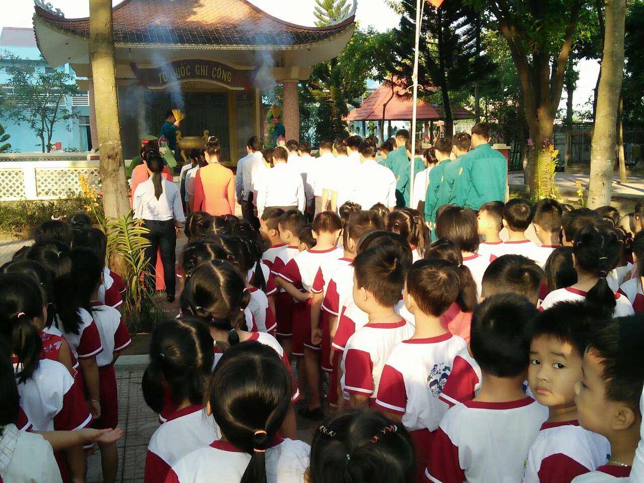 Toàn thể cuối đầu tưởng nhớ các anh hùng