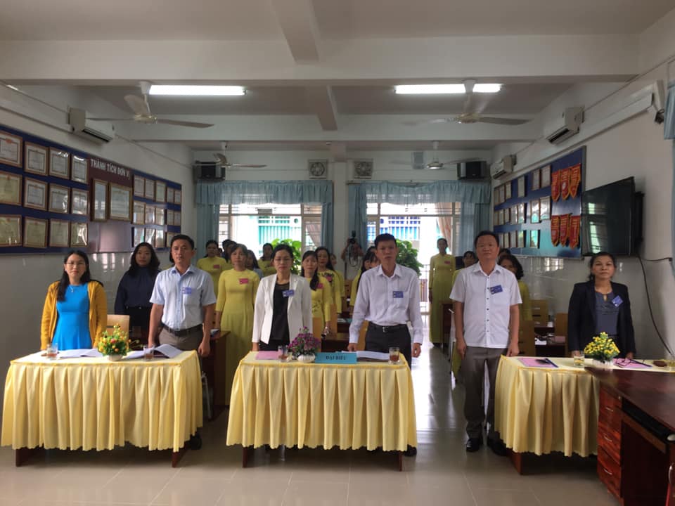 Toàn thể đại hội chào cờ.