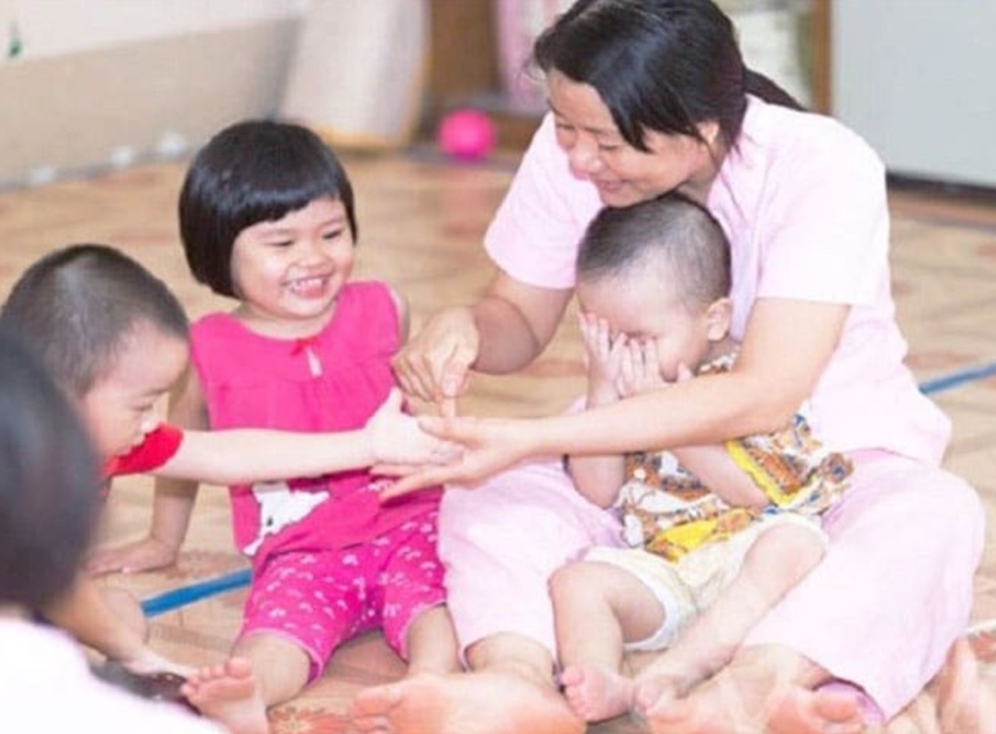 Ba mẹ đừng quên rửa tay sát khuẩn cho trẻ mỗi khi ra vào các phòng khám nhé!