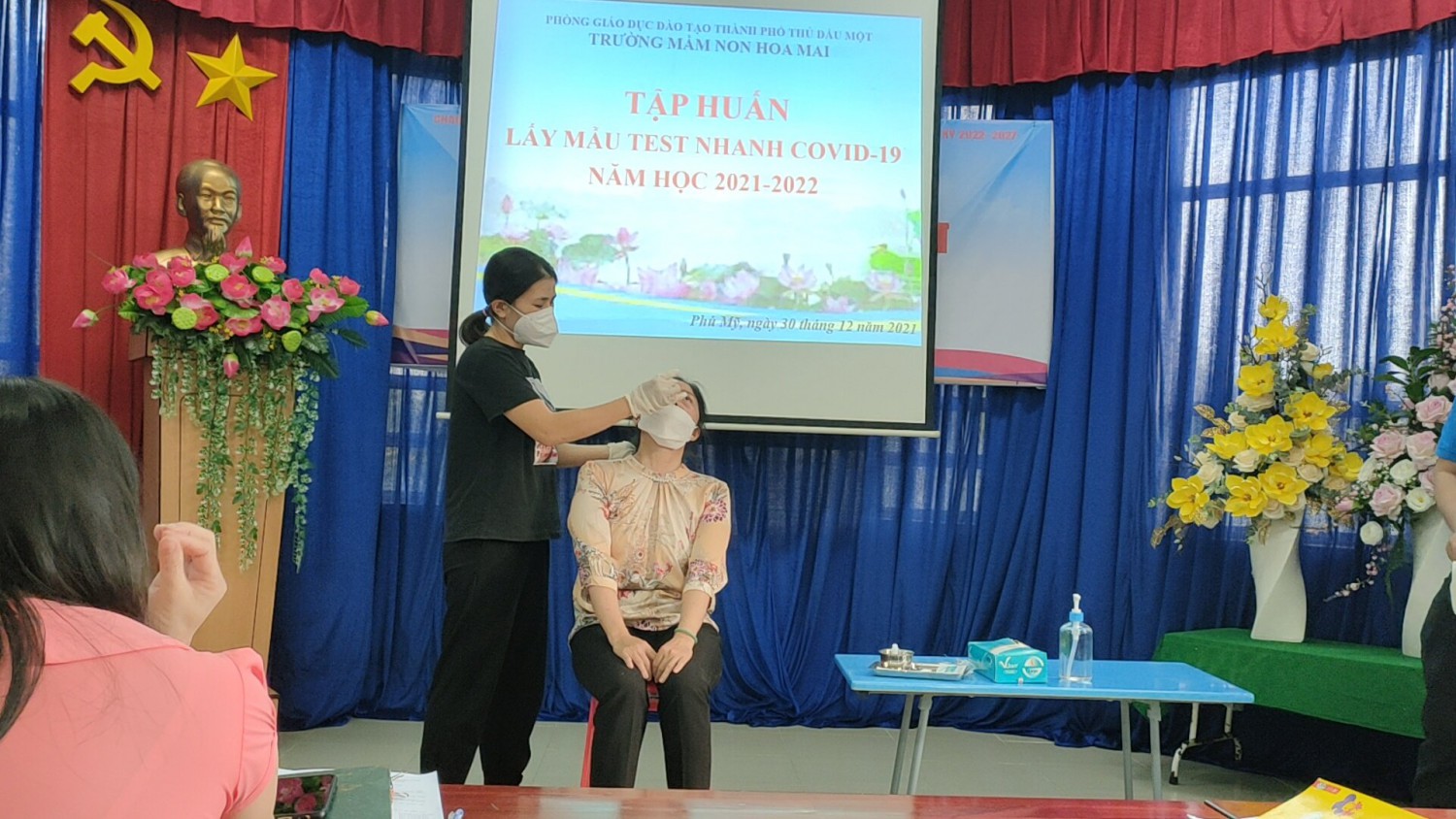 Hình ảnh Học viên thực hành tại chỗ kỹ thuật lấy mẫu bệnh phẩm và test nhanh kháng nguyên virus SARS-CoV-2