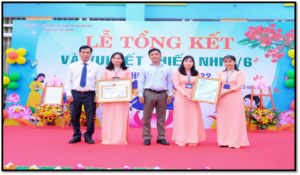 Ban giám hiệu nhà trường nhận quyết định và bằng công nhận Trường  đạt chuẩn quốc gia mức độ 2, đạt kiểm định chất lượng giáo dục cấp độ 3