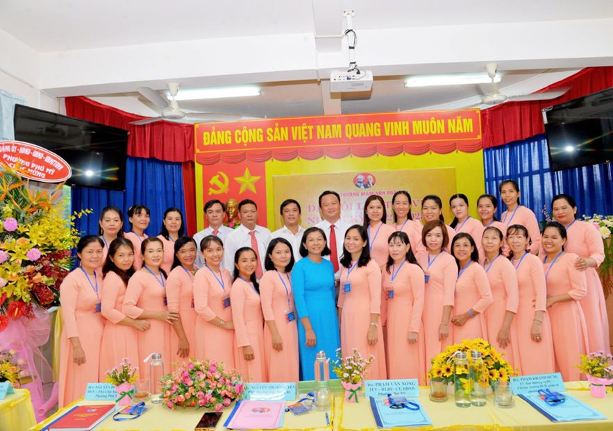 Hình ảnh Đại biểu về dự Đại hội và tập thể chi bộ Trường Mầm Non Hoa Mai