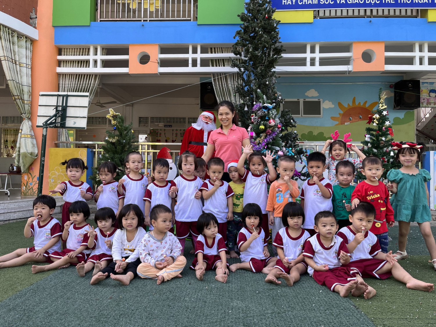 Các bé trường Mầm non Hoa Mai cùng đón Noel năm 2022
