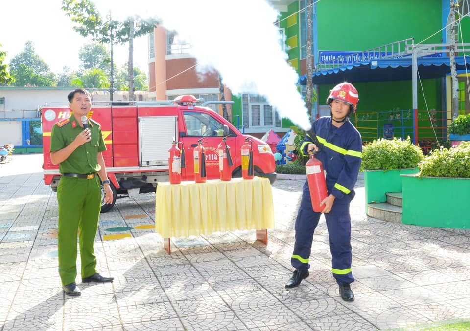 Tổ chức thực tập kỹ năng thoát hiểm cho trẻ mầm non trong công tác PCCC và cứu hộ, cứu nạn tại Trường mầm non Hoa Mai