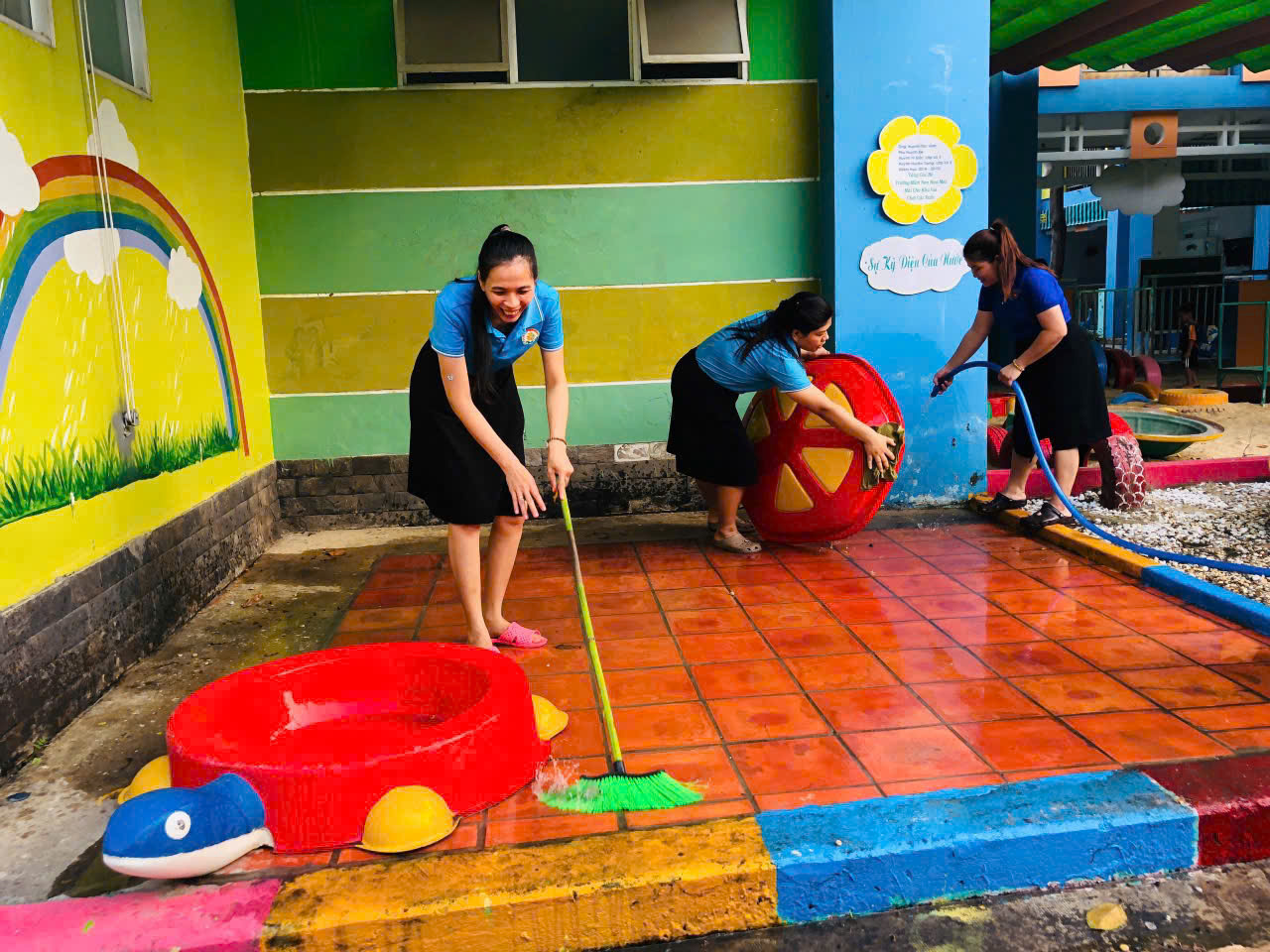 Tập thể cán bộ, giáo viên, nhân viên trường mầm non Hoa Mai ra quân tổng vệ sinh môi trường phòng bệnh sốt xuất huyết