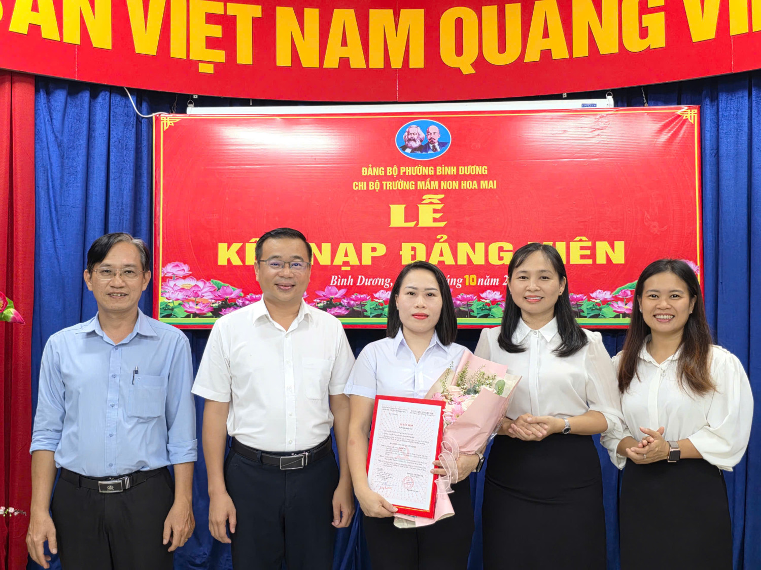 Chi bộ trường MN Hoa Mai tổ chức Lễ kết nạp Đảng viên mới