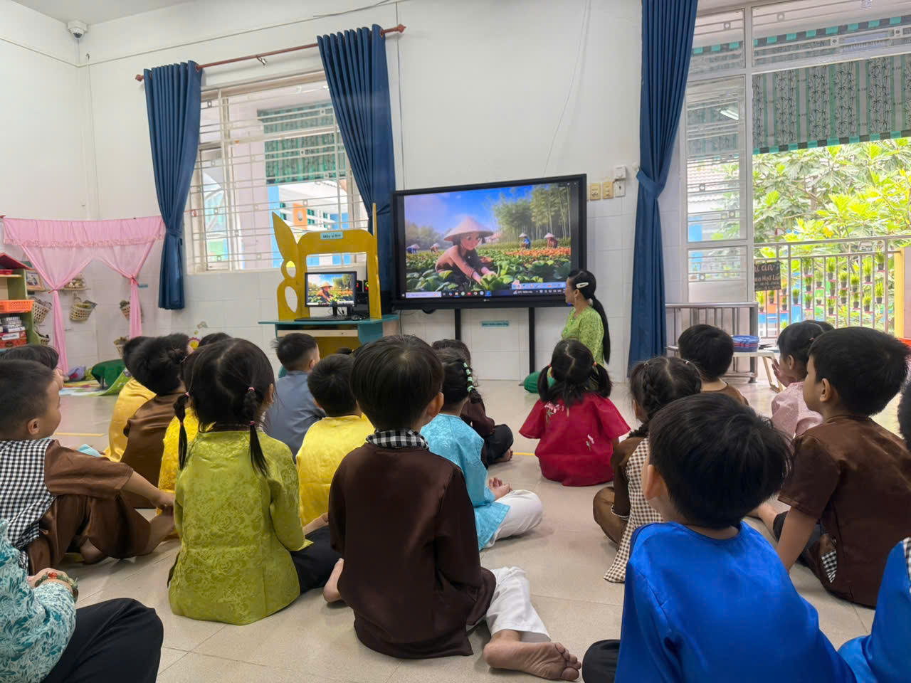 Trường MN Hoa Mai ứng dụng công nghệ AI trong việc tổ chức các hoạt động thao giảng dạy tốt theo kế hoạch.