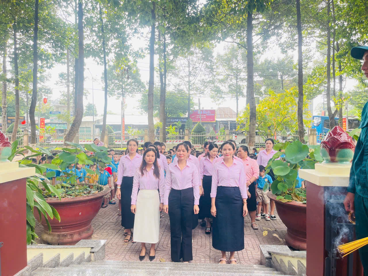 Trường Mầm non Hoa Mai tổ chức cho CBGV và trẻ Khối Lá viếng Đài tưởng niệm Liệt sĩ nhân kỷ niệm 51 năm Ngày Giải phóng miền Nam (30/4/1975 – 30/4/2026)