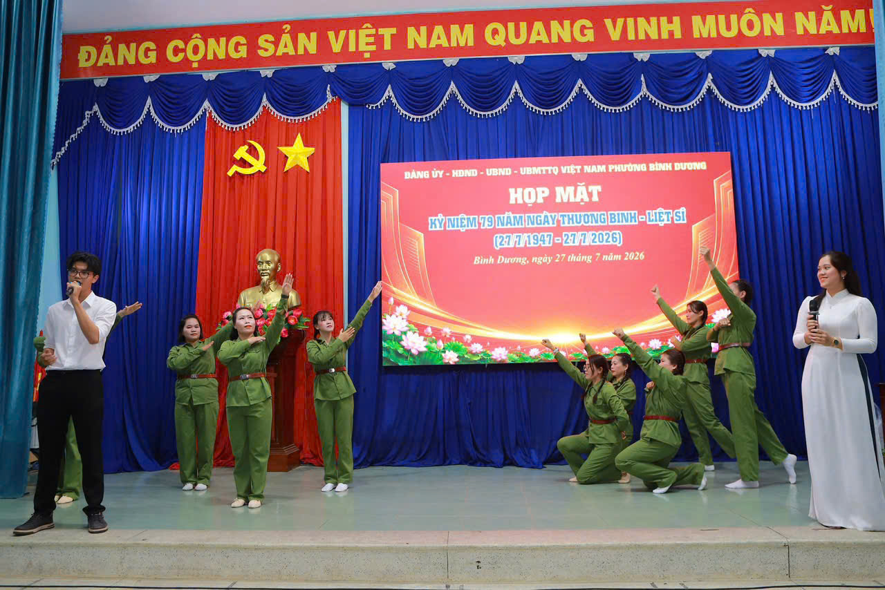 Giáo viên trường mầm non Hoa Mai tham gia biểu diễn văn nghệ chào mừng kỷ niệm 79 năm Ngày Thương binh - Liệt sĩ (27/7/1947 – 27/7/2026)do Đảng ủy phường Bình Dương tổ chức.