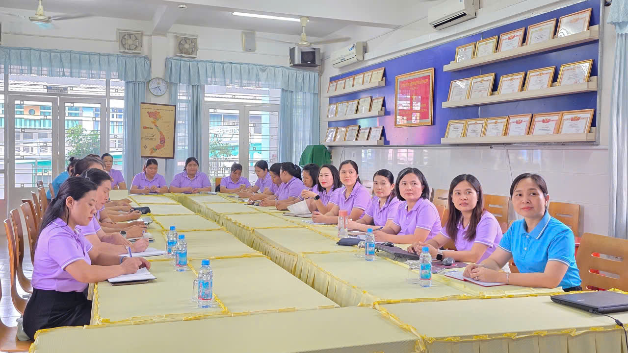Đảng viên chi bộ Trường Mầm non Hoa Mai tham dự Hội nghị trực tuyến và triển khai thực hiện Nghị quyết Hội nghị lần thứ ba Ban Chấp hành Trung ương Đảng khoá XIV