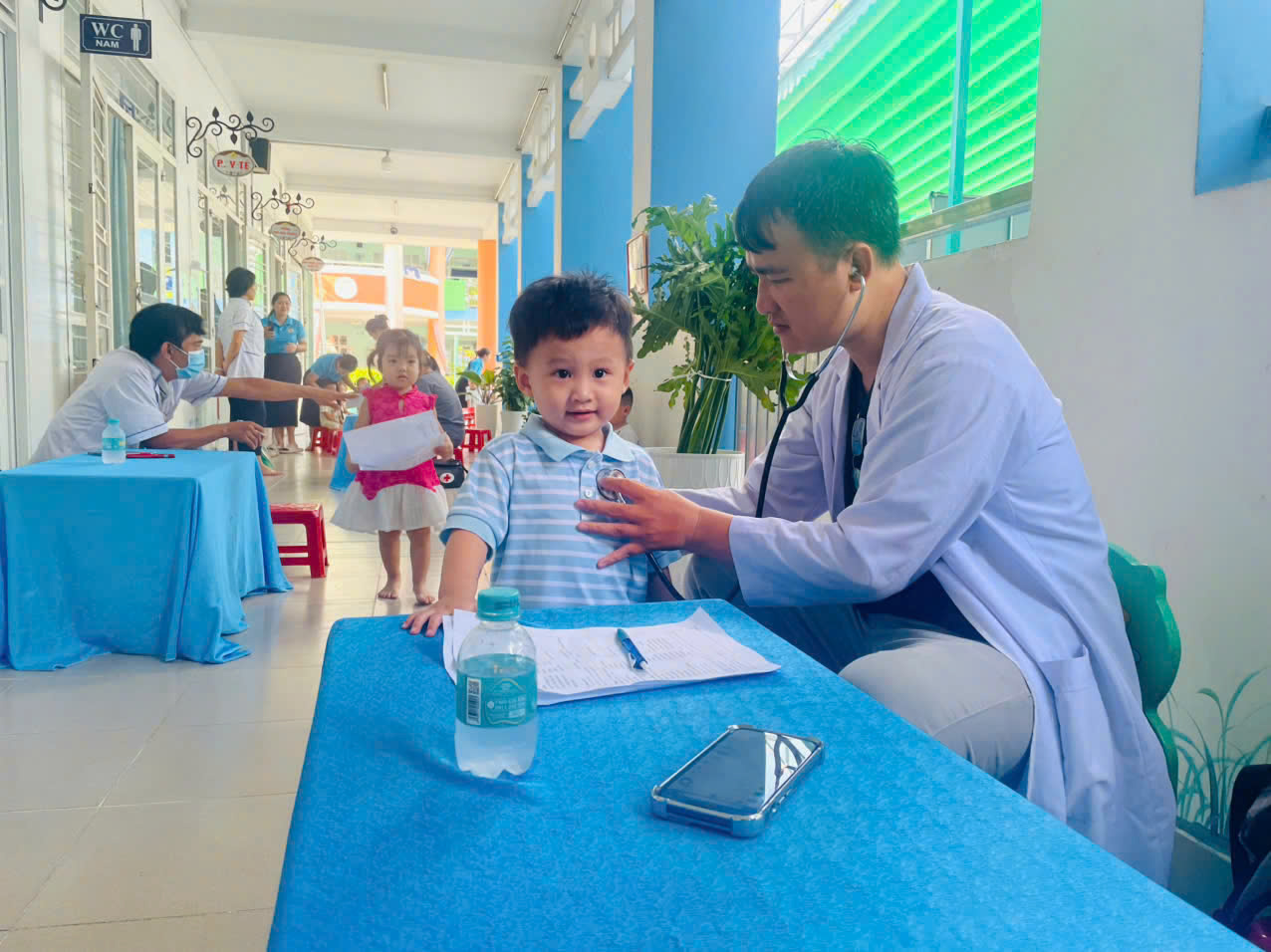 Trường Mầm non Hoa Mai phối hợp cùng Trạm y tế phường Bình Dương thực hiện khám sức khỏe bổ sung cho trẻ lần 3.