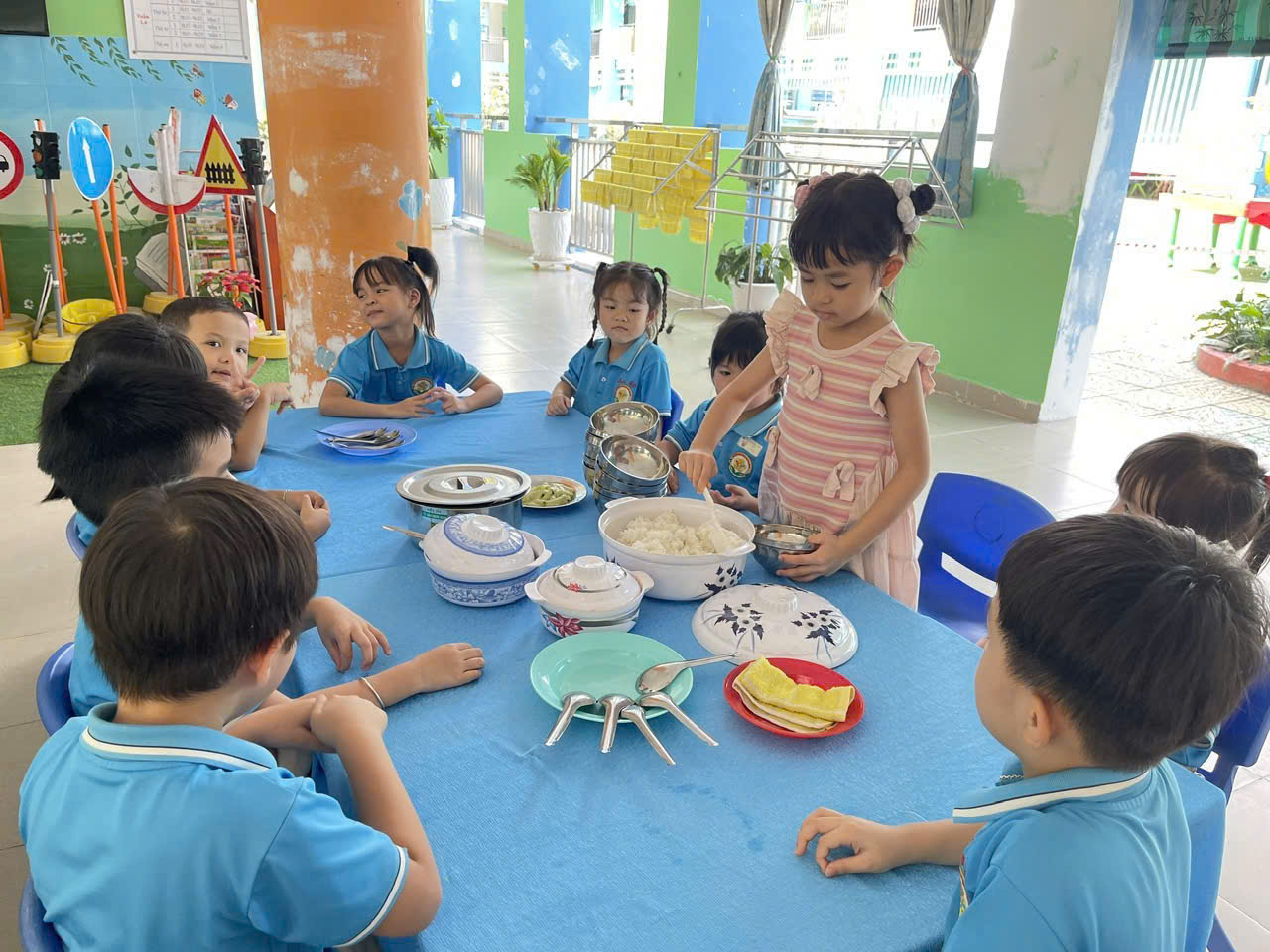 BỮA ĂN GIA ĐÌNH TẠI TRƯỜNG MẦM NON HOA MAI, NƠI TRẺ TRẢI NGHIỆM TỰ LẬP, GIEO MẦM YÊU THƯƠNG